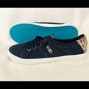 Blowfish (size 7) Slip-on Sneaker